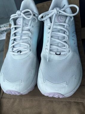 Topo women’s 9.0 white shoes